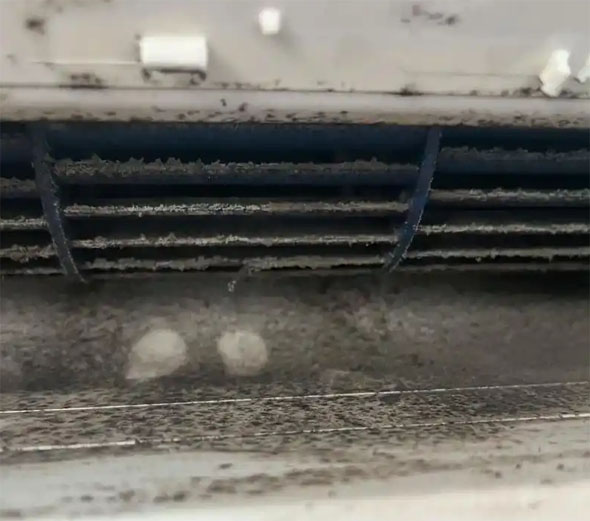 洛扎空调吹的风有股烧焦味是怎么回事